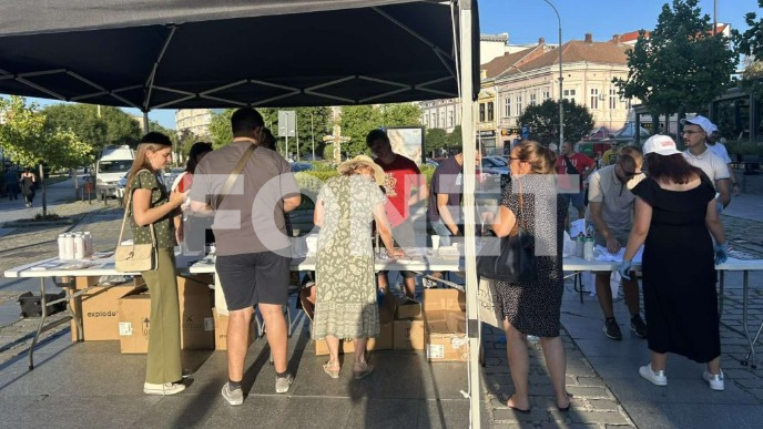 Sa nožem u blizini SNS štanda
